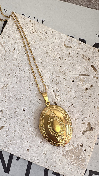 OVAL LOCKET NECKLACE