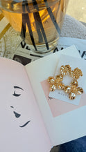 Load image into Gallery viewer, FLOWER - EARRINGS