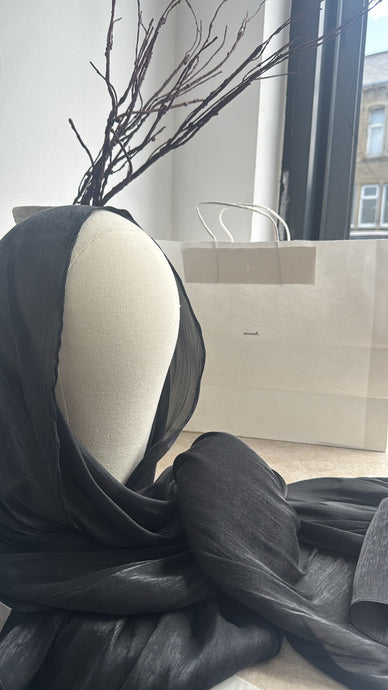 BLACK-PLEATED CHIFFON HIJAB